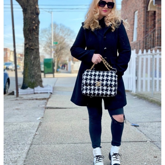 Hi I'm Julie Rose, a fashion blogger and reseller! - Picture 2 of 12